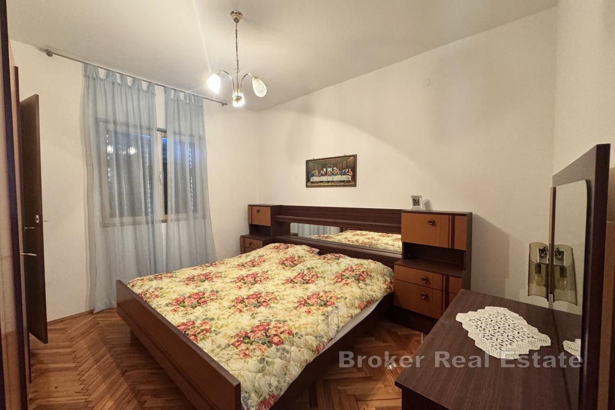 Ofärdigt hus med panoramautsikt över havet