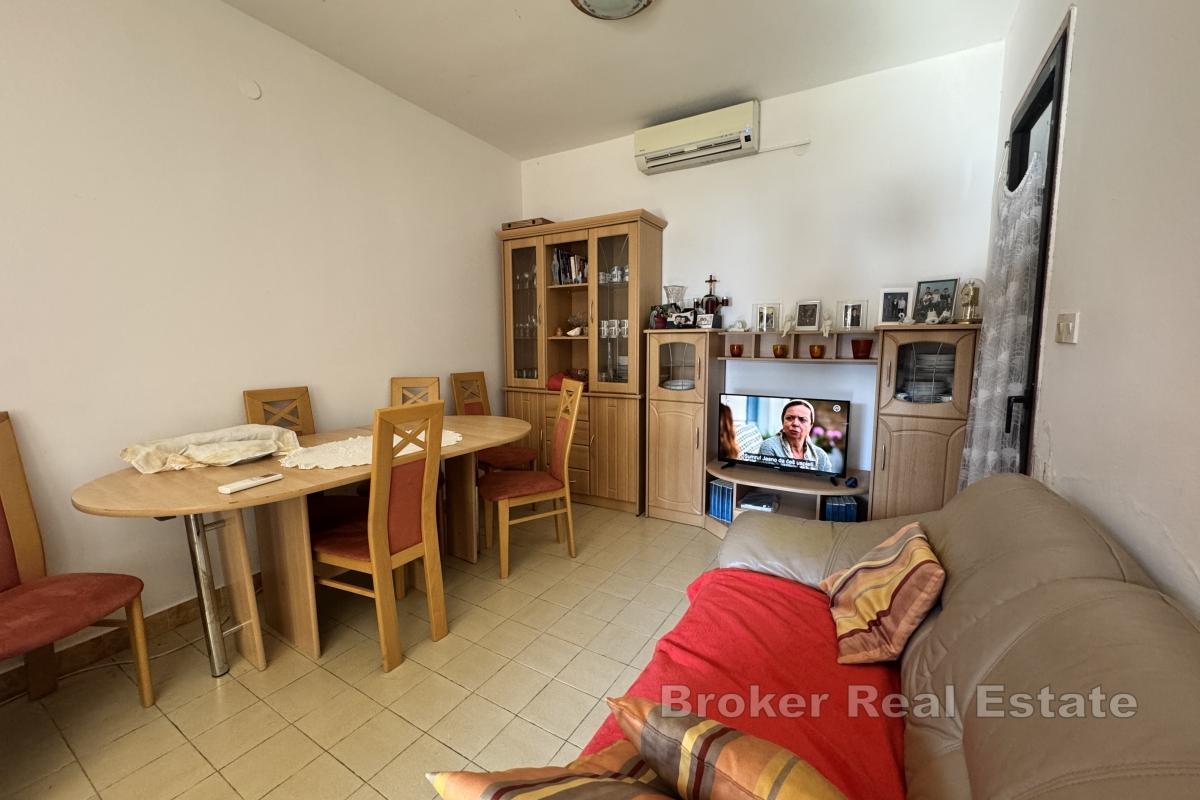 Ofärdigt hus med panoramautsikt över havet