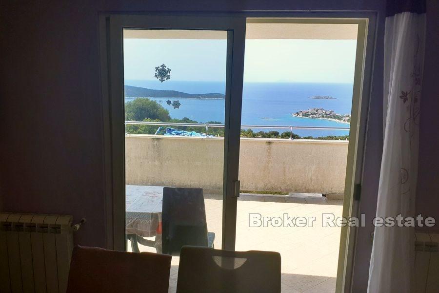 I nærheten av Rogoznica - Hus med åpen utsikt over havet og øyene