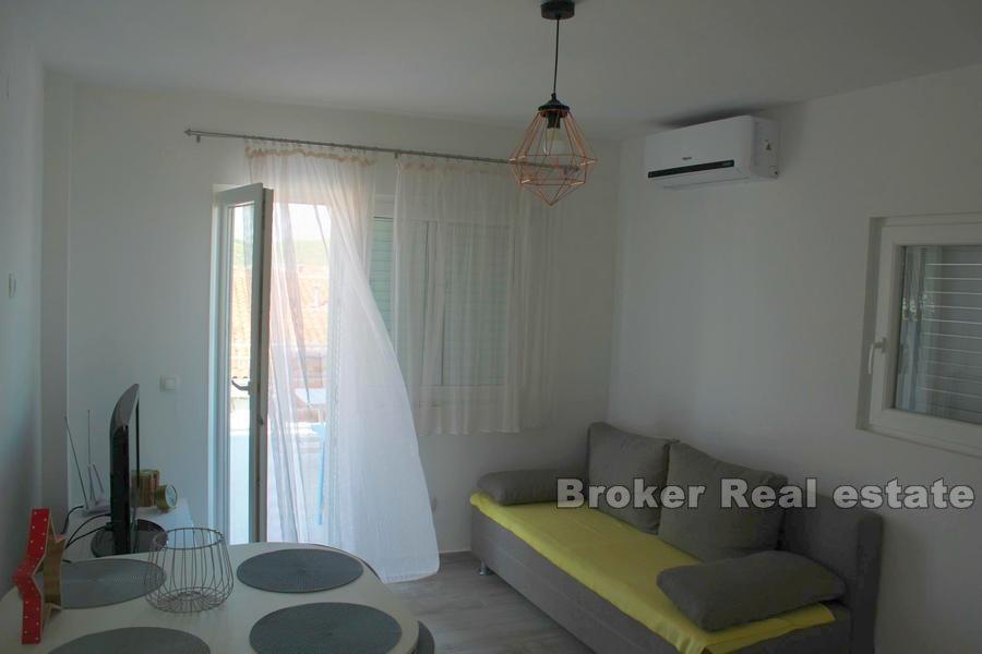 W pobliżu wyspy Murter - Dom na trzech piętrach z widokiem na morze