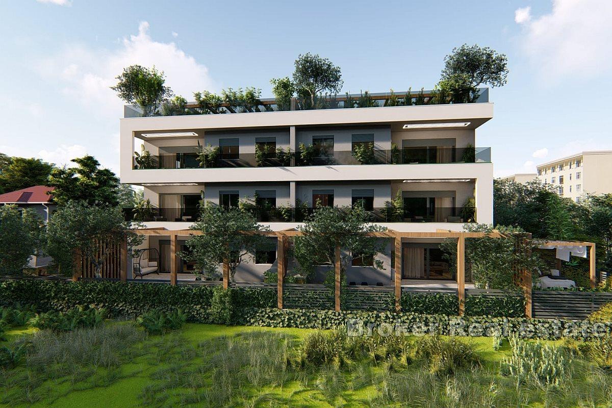 Nowoczesny nowy budynek z widokiem na morze