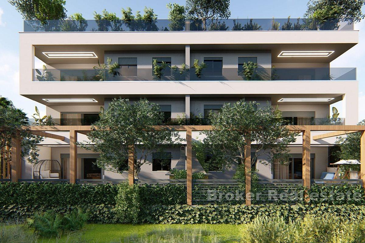 Nowoczesny nowy budynek z widokiem na morze