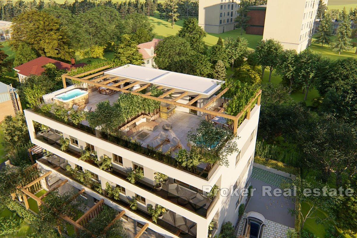 Nowoczesny nowy budynek z widokiem na morze