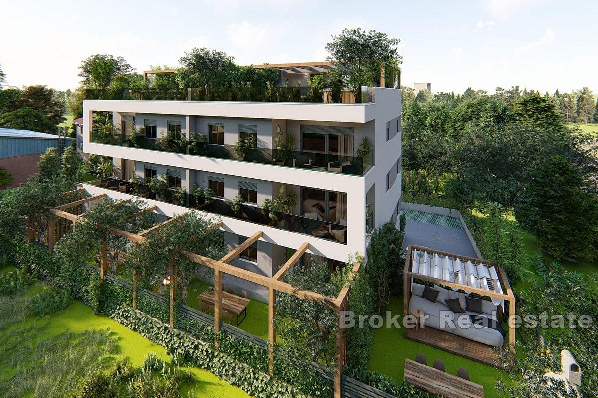 Nowoczesny nowy budynek z widokiem na morze