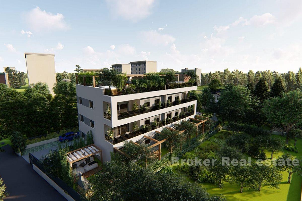 Nowoczesny nowy budynek z widokiem na morze