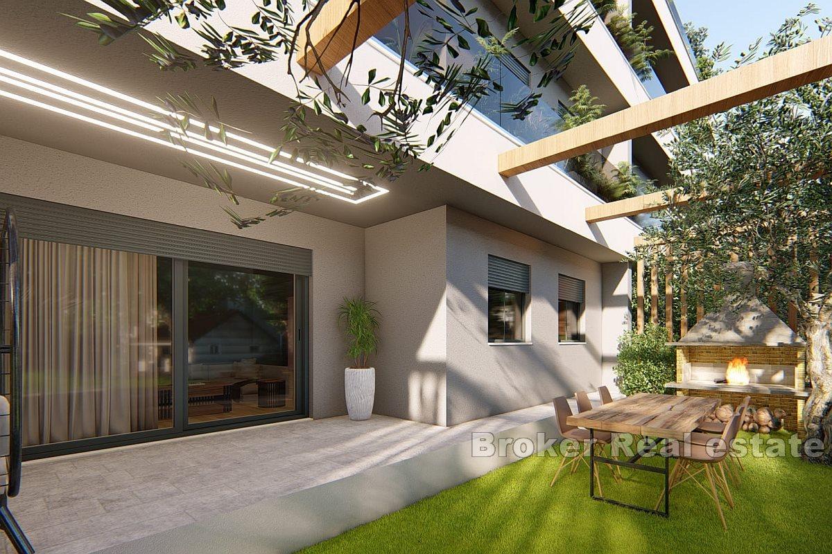 Nowoczesny nowy budynek z widokiem na morze