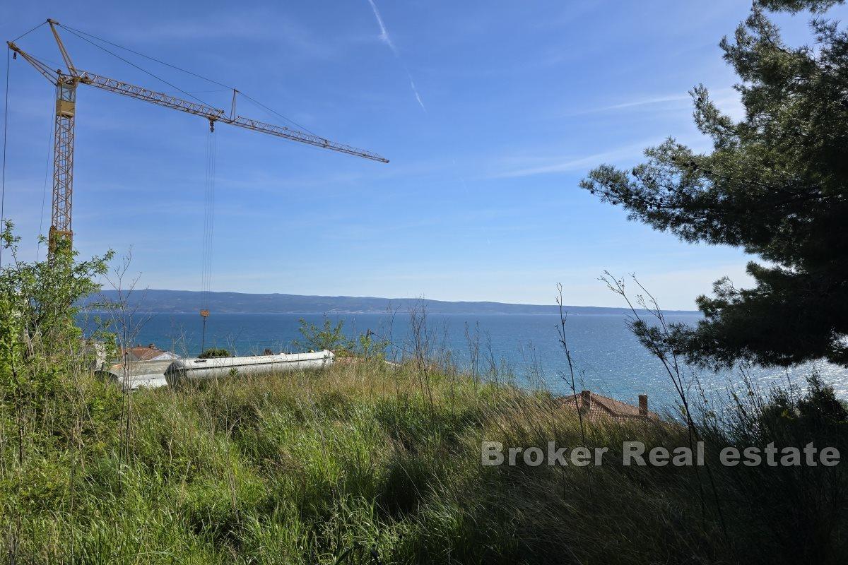 Mark med panoramautsikt över havet