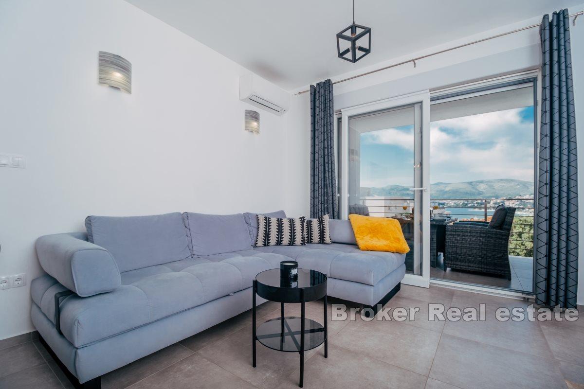 Two-room apartment with pool and sea view