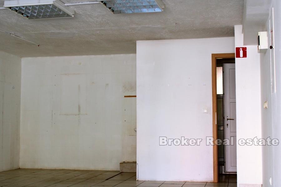 Kastela - Geschäftsraum an der stark befahrenen Straße