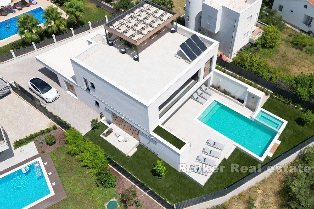 Villa de luxe nouvellement construite avec piscine