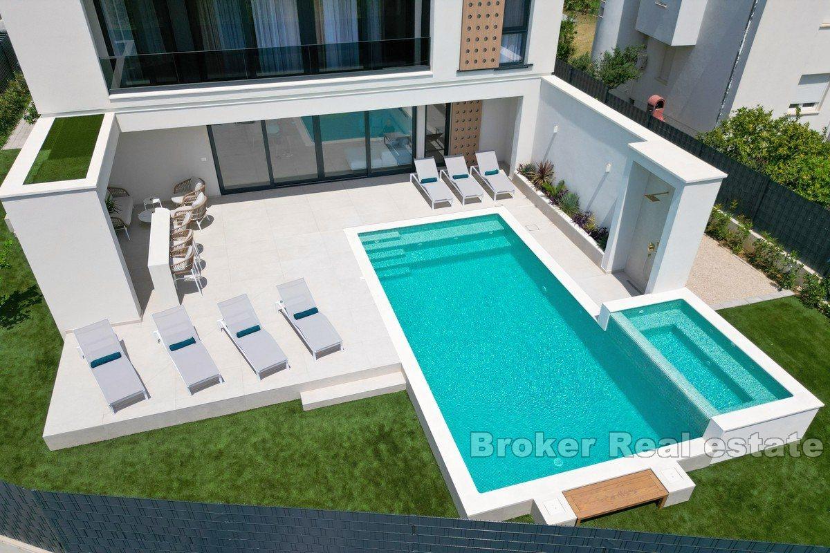 Villa de luxe nouvellement construite avec piscine