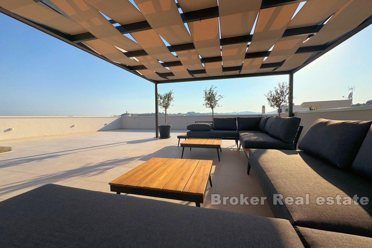 Villa de luxe nouvellement construite avec piscine