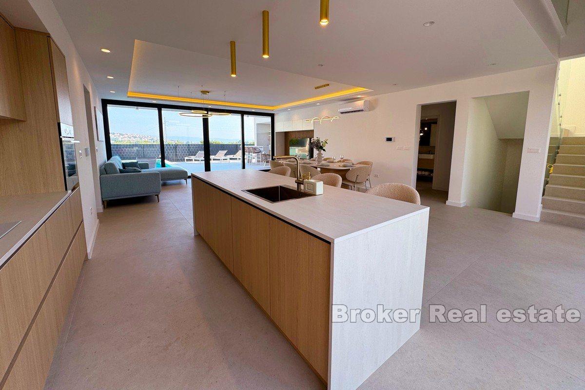 Villa de luxe nouvellement construite avec piscine