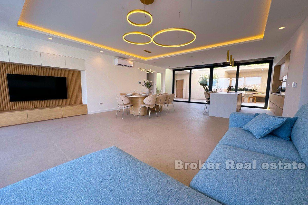 Villa de luxe nouvellement construite avec piscine