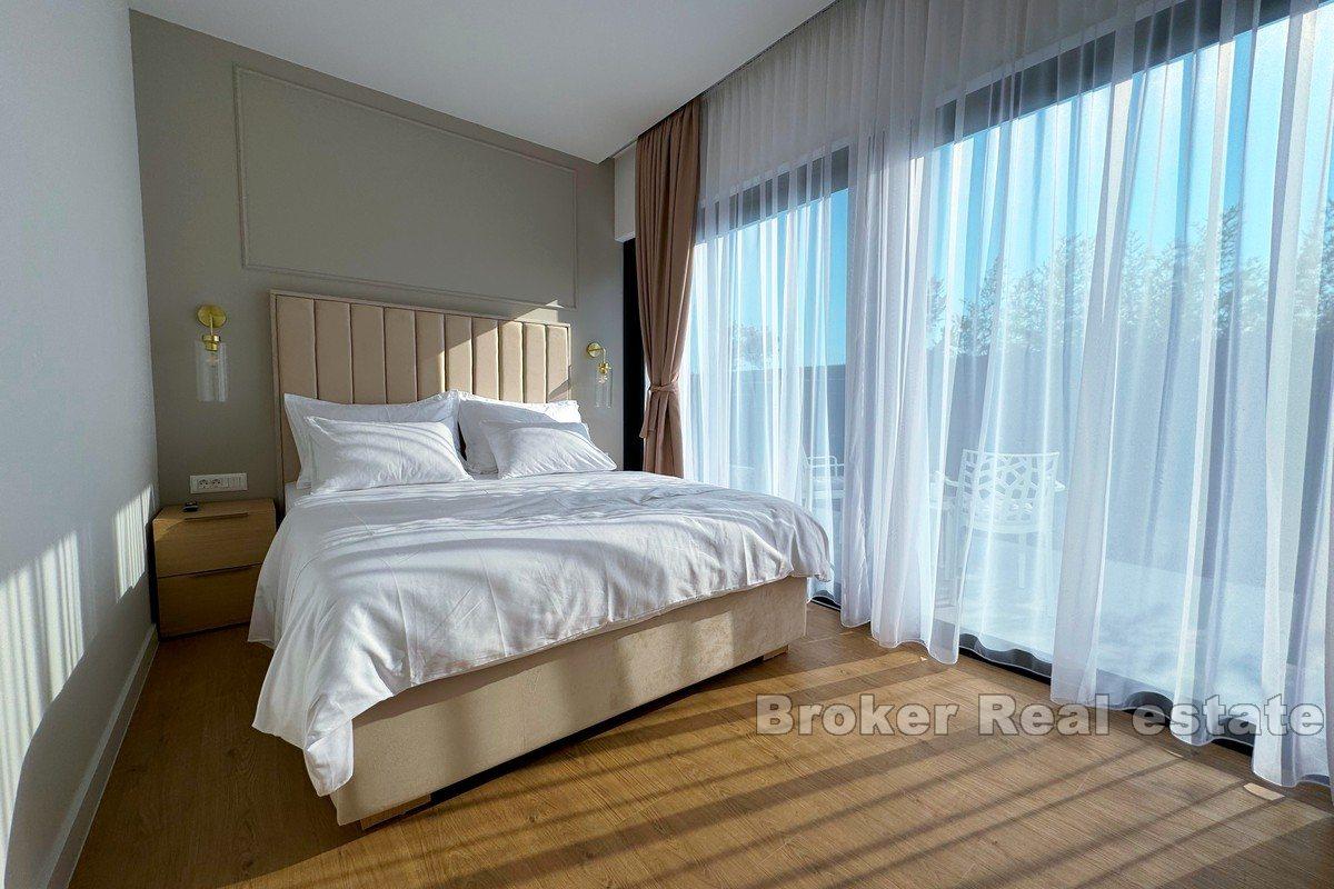 Villa de luxe nouvellement construite avec piscine