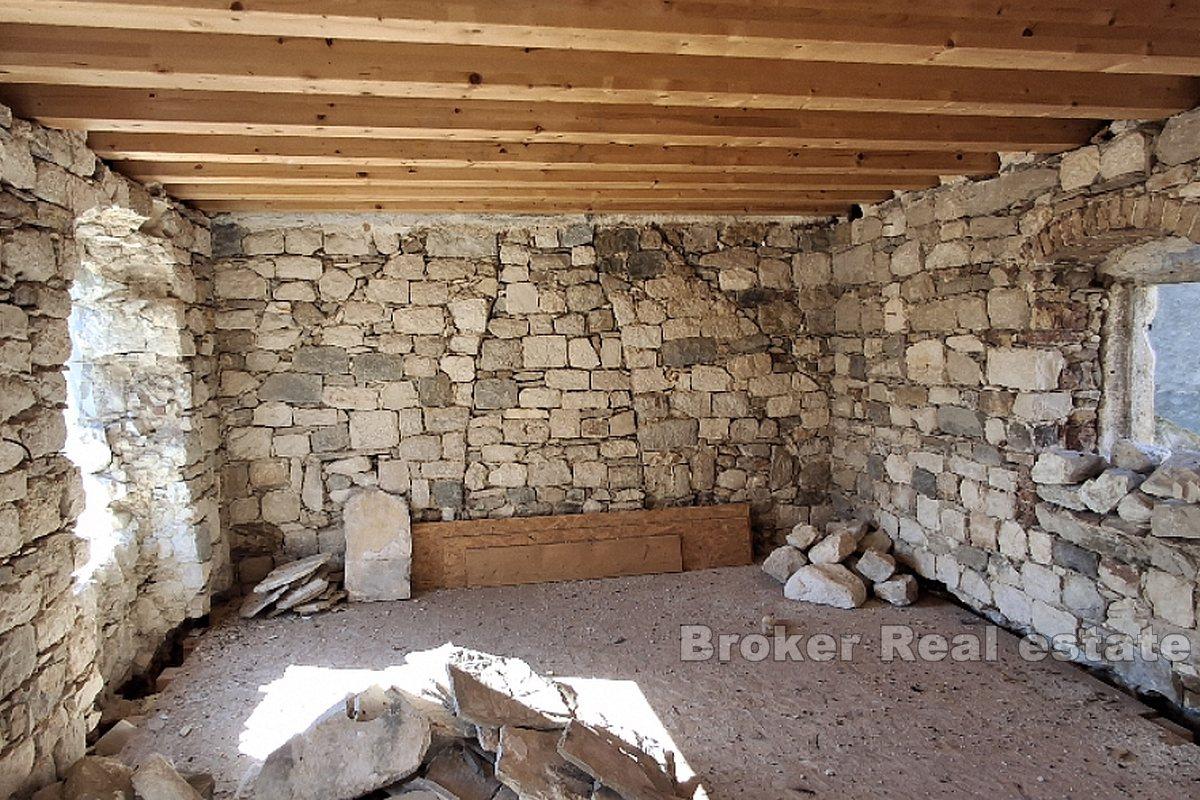 Steinhaus im Zentrum mit Meerblick