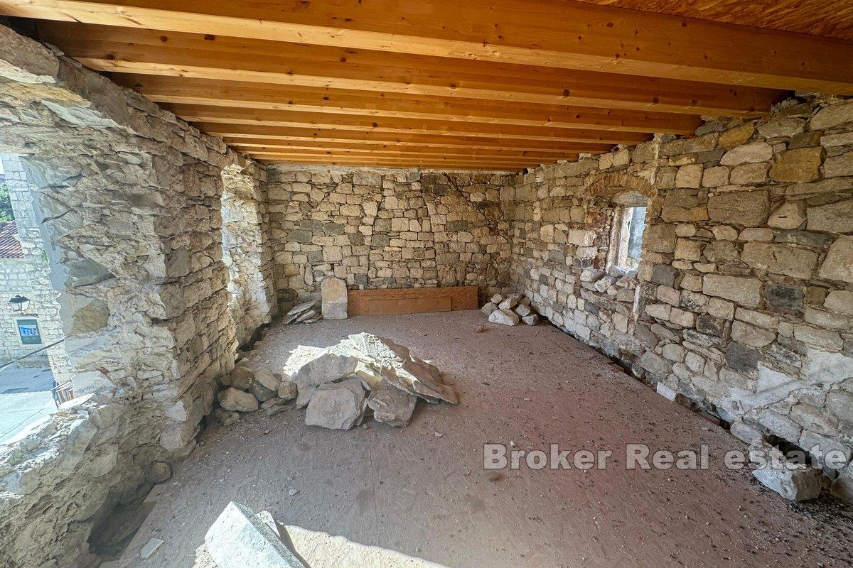Steinhaus im Zentrum mit Meerblick