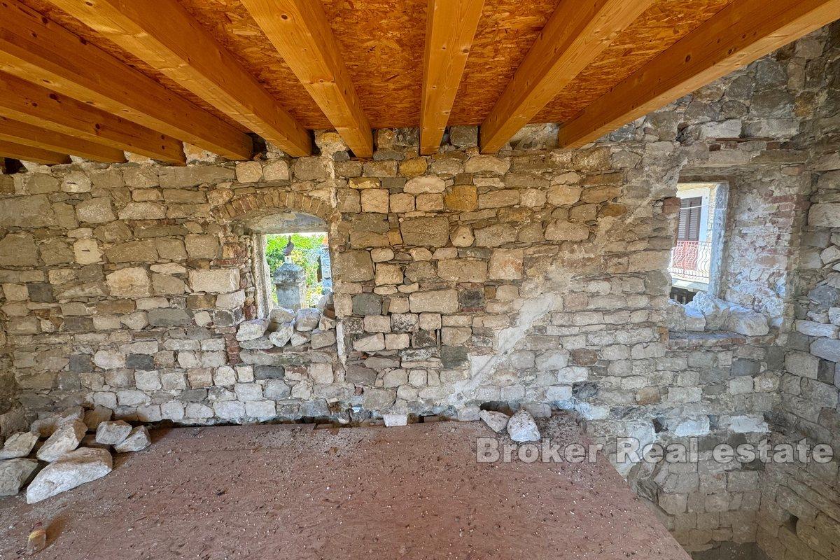 Steinhaus im Zentrum mit Meerblick