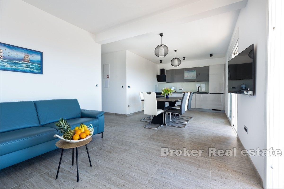 Nowoczesna willa z basenem i widokiem na morze