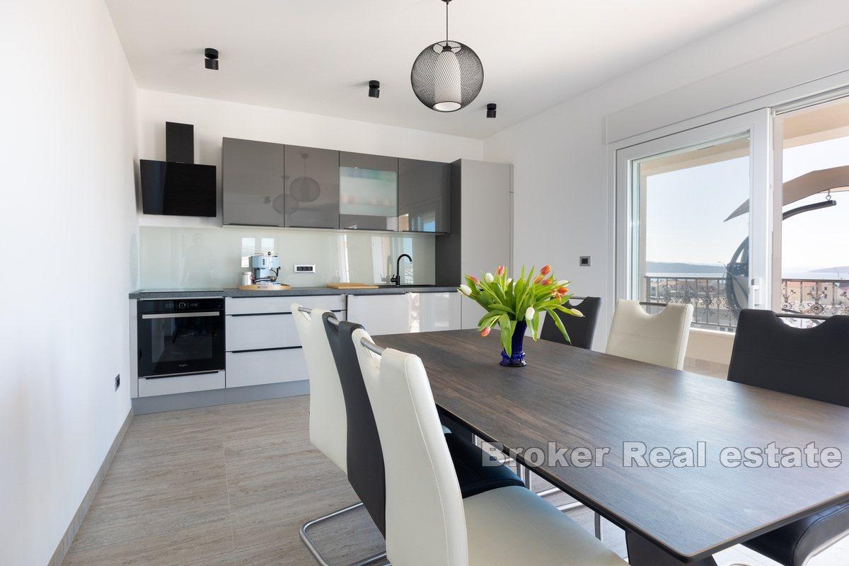 Nowoczesna willa z basenem i widokiem na morze