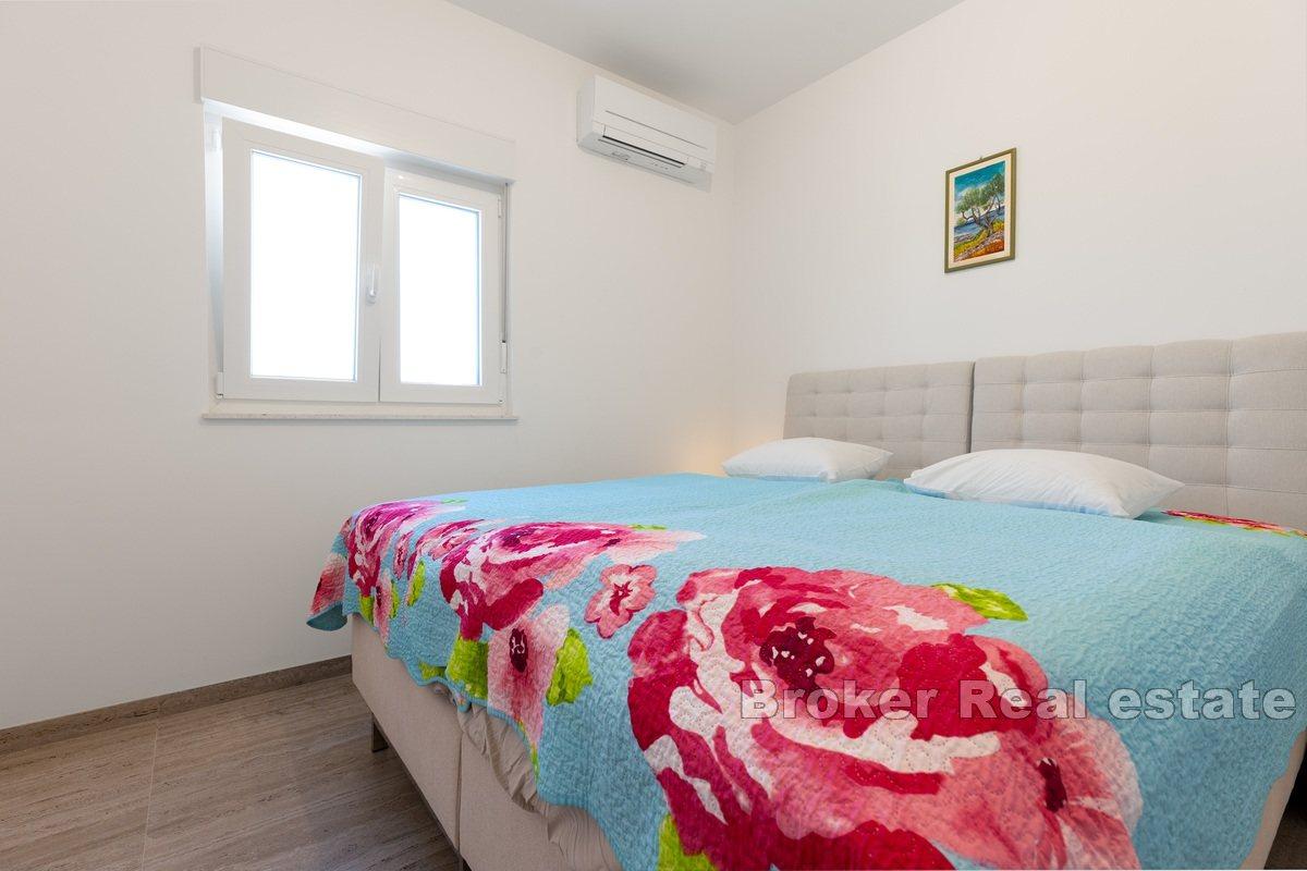 Nowoczesna willa z basenem i widokiem na morze