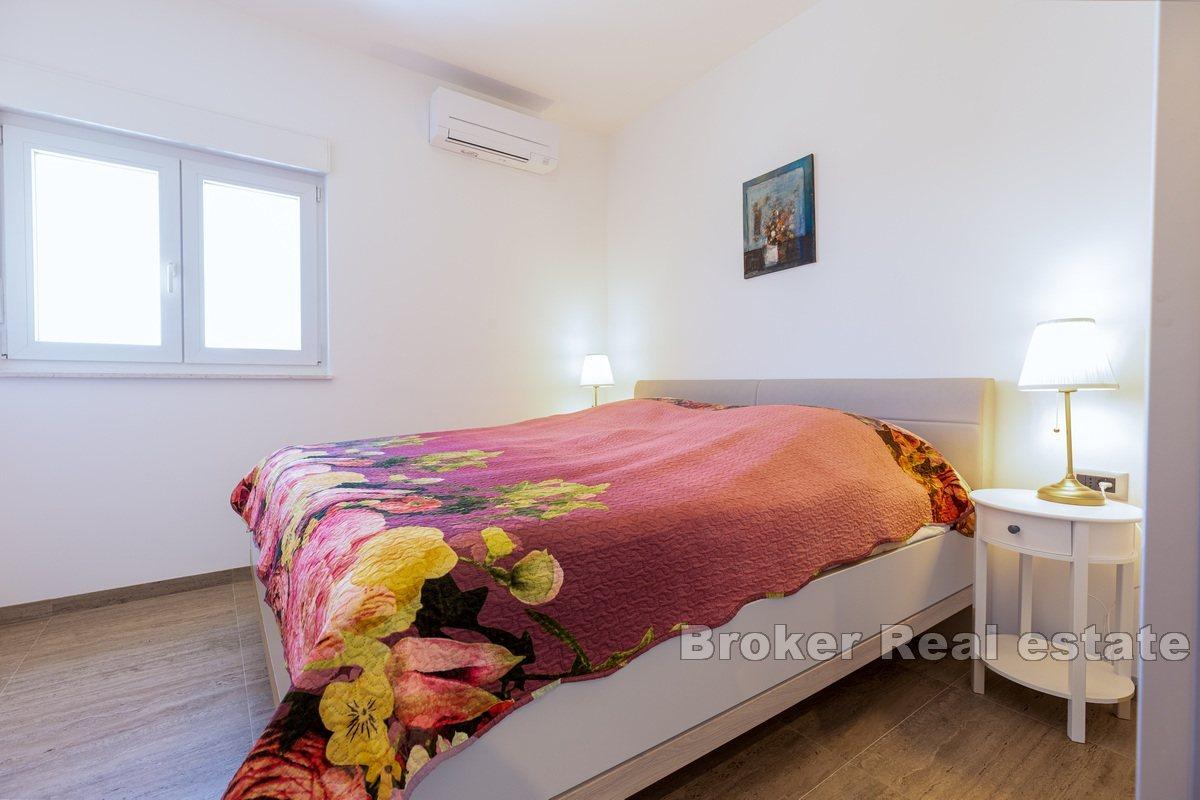 Nowoczesna willa z basenem i widokiem na morze