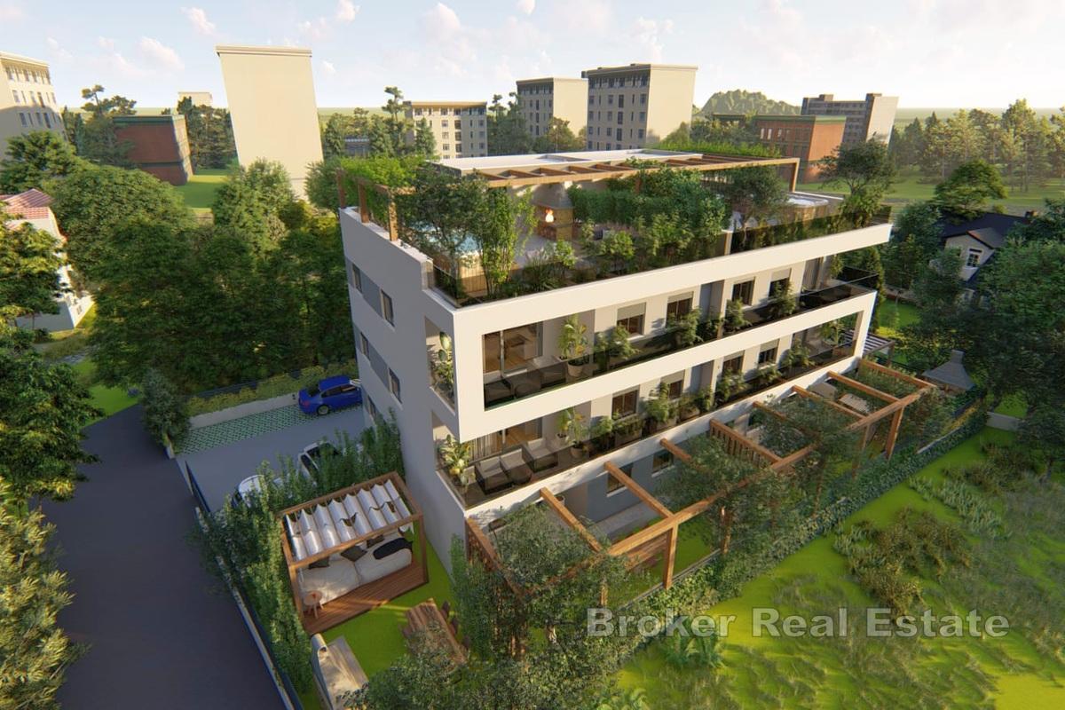 Penthouse s vlastní terasou a vířivkou v blízkosti pláže