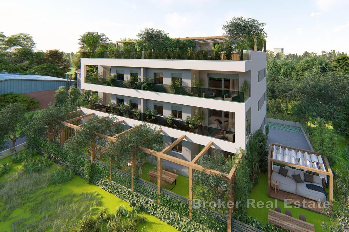 Penthouse s vlastní terasou a vířivkou v blízkosti pláže