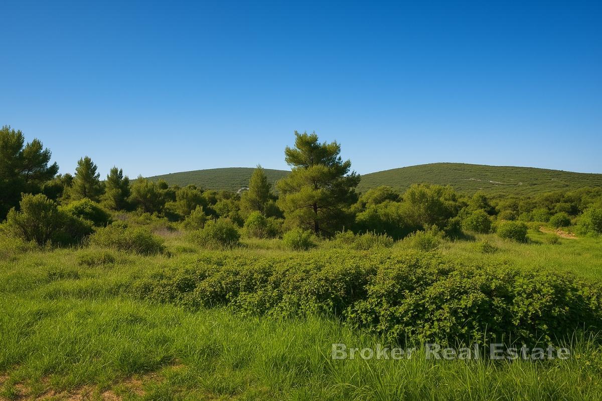 Działka budowlana 2390 m² - pierwszy rząd do morza, strefa M1, między Zadarem i Biogradem