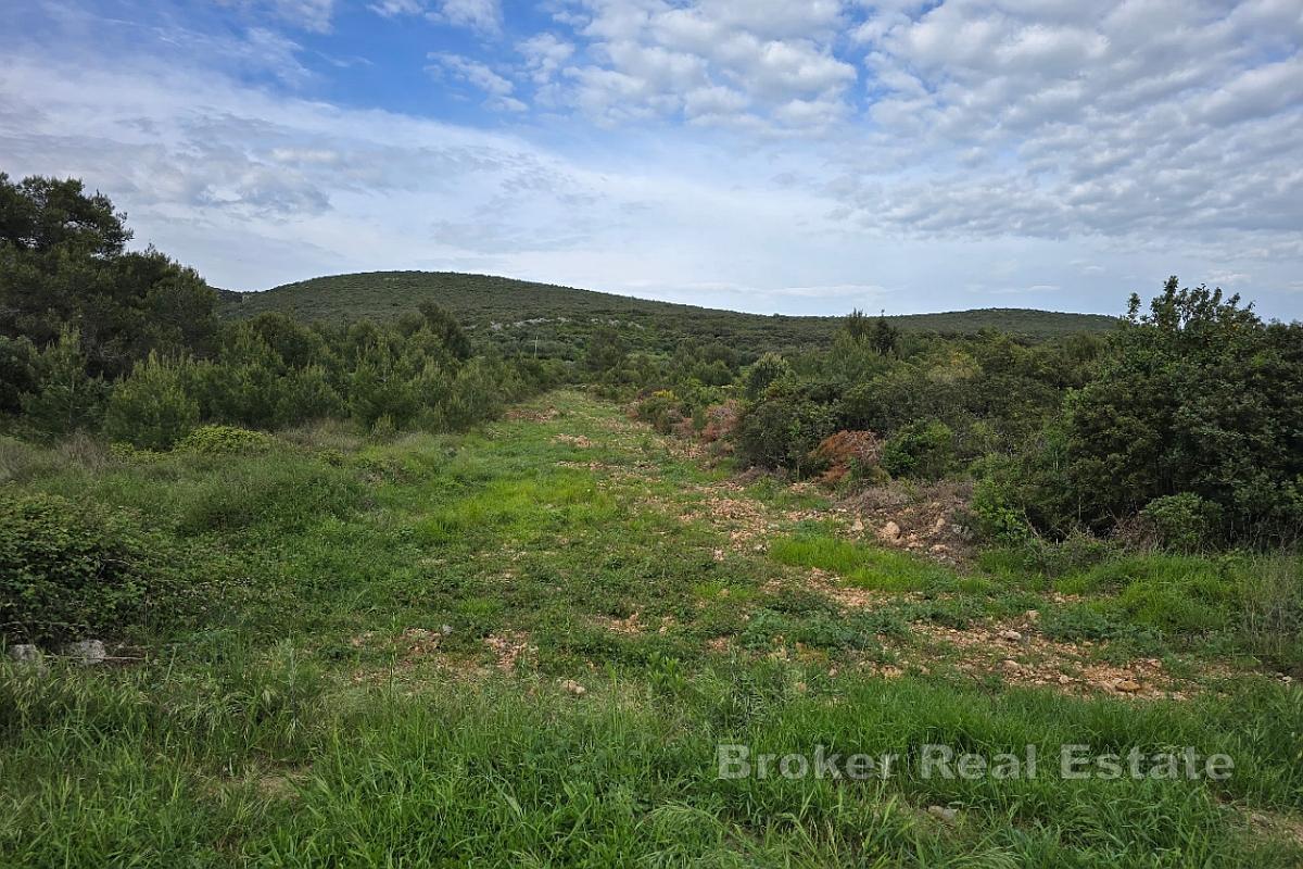 Działka budowlana 2390 m² - pierwszy rząd do morza, strefa M1, między Zadarem i Biogradem