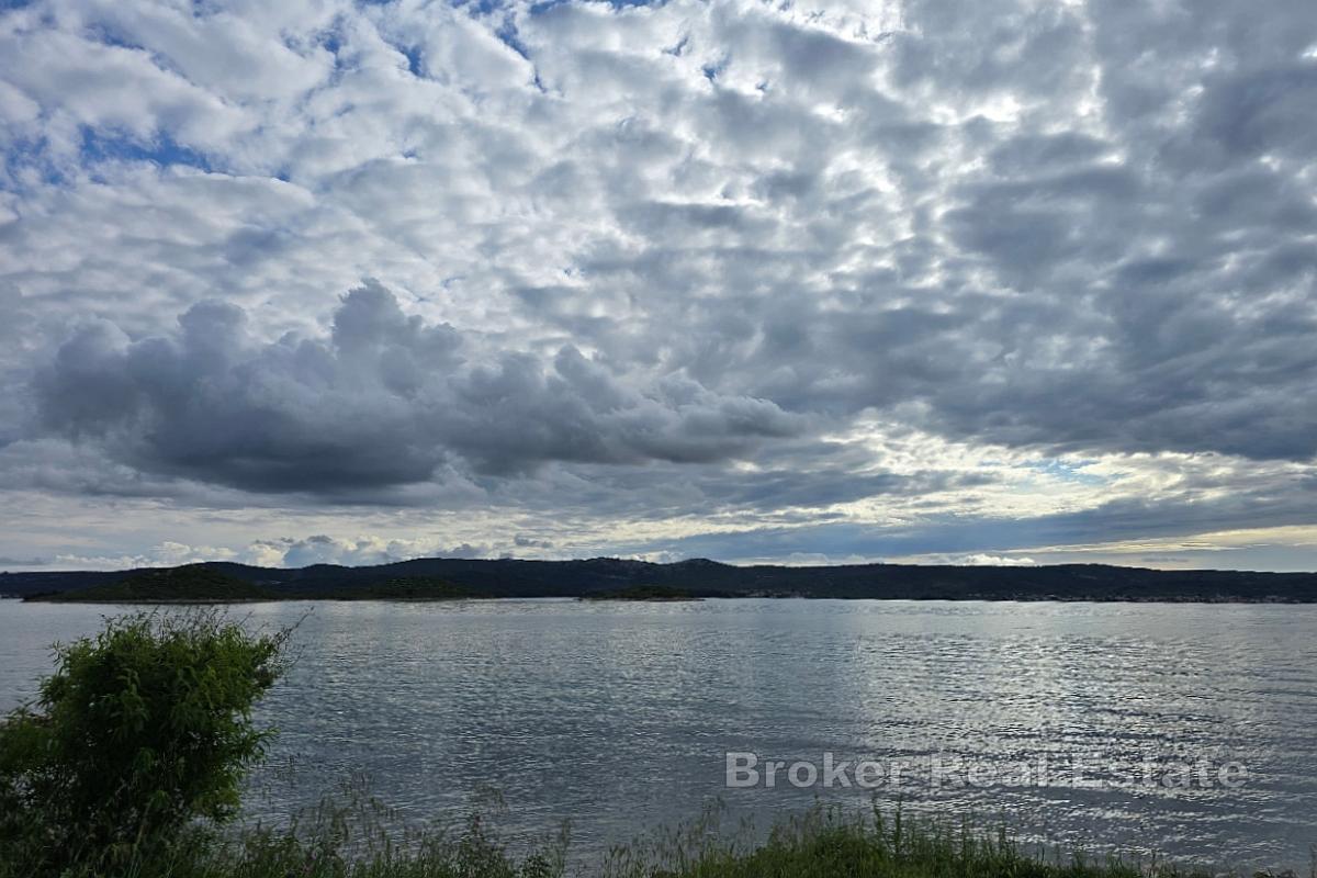 Działka budowlana 2390 m² - pierwszy rząd do morza, strefa M1, między Zadarem i Biogradem