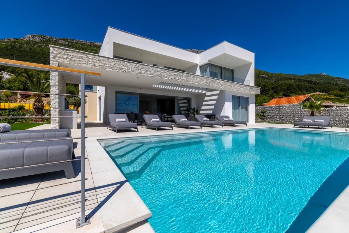 Kaštela - Moderná vila s nekonečným bazénom a panoramatickým výhľadom