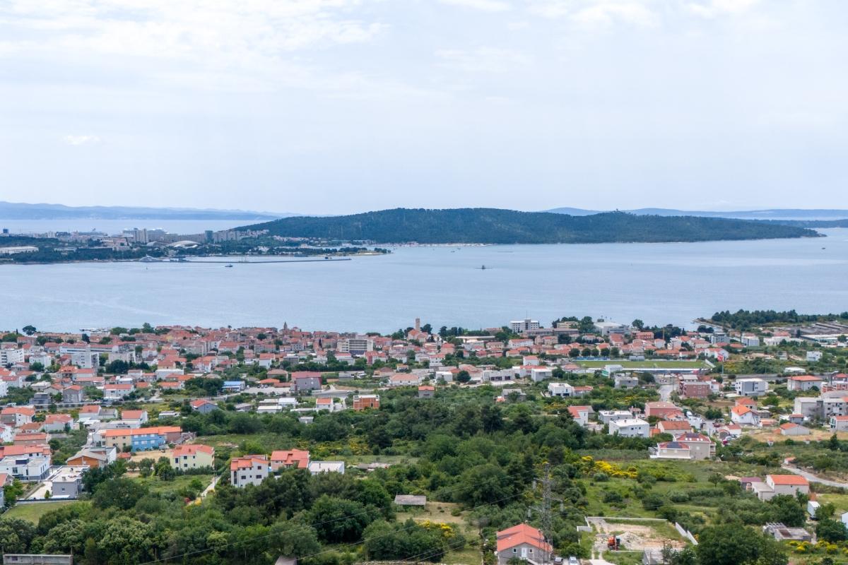 Atraktívny stavebný pozemok s otvoreným výhľadom na more