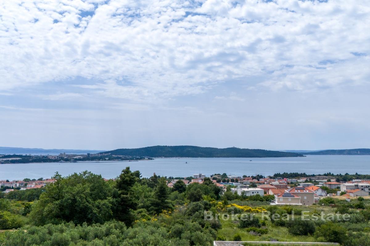 Atraktivní stavební pozemek s otevřeným výhledem na moře