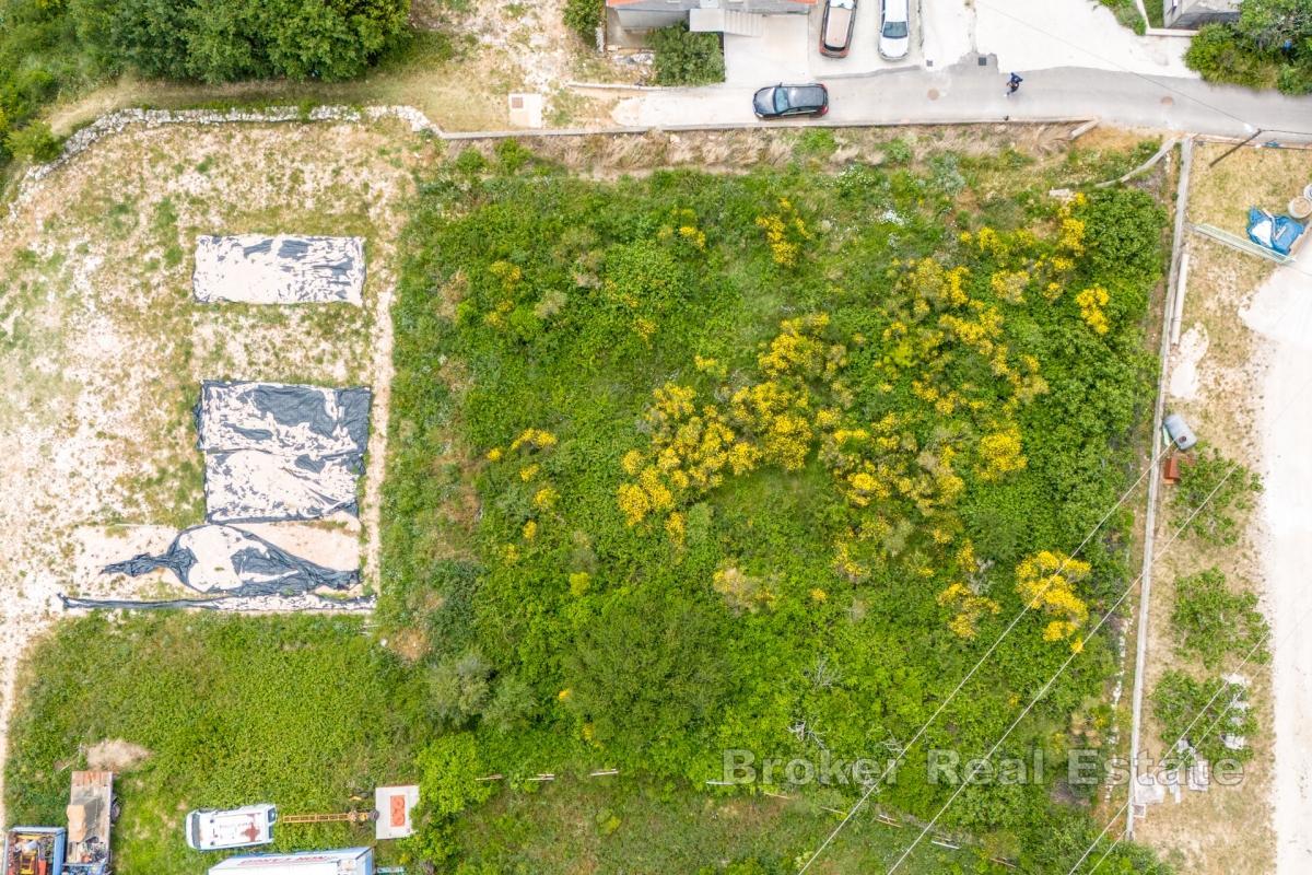 Atraktivní stavební pozemek s otevřeným výhledem na moře