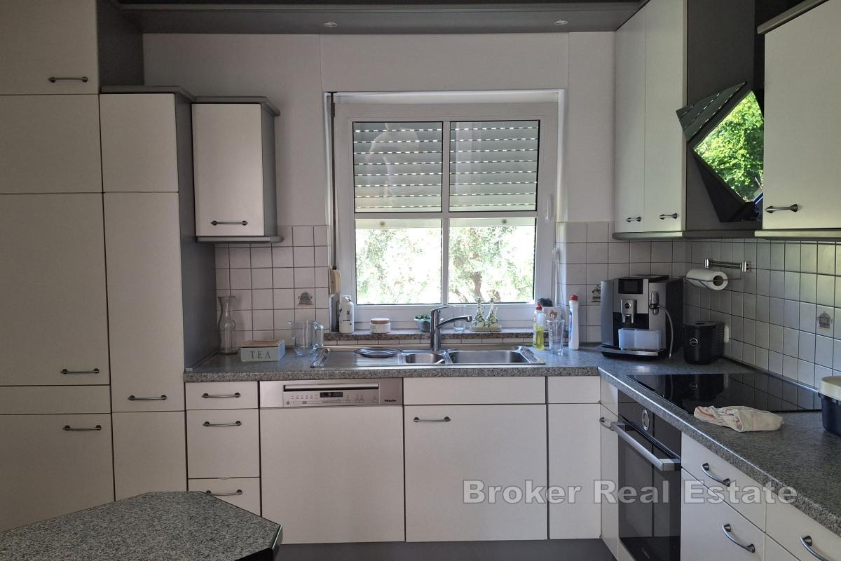 Treromsleilighet med garasje og parkeringsplass – Split