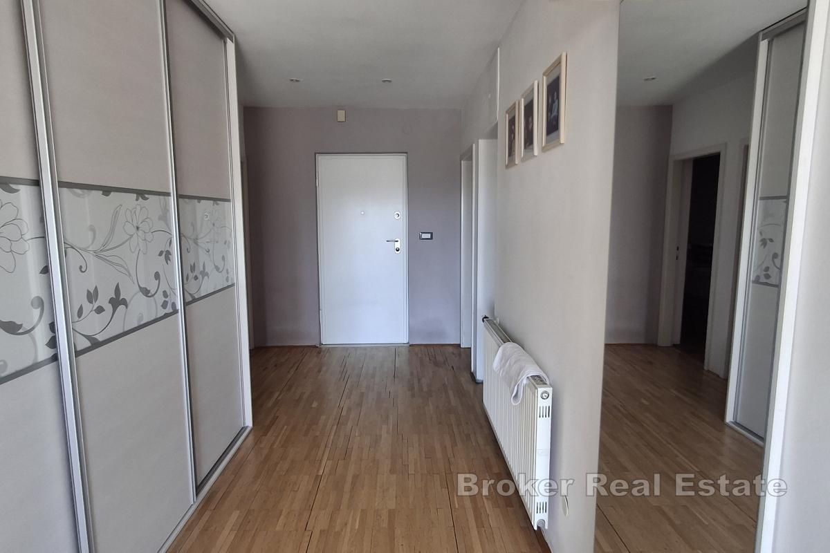 Třípokojový byt s garáží a parkovacím místem – Split