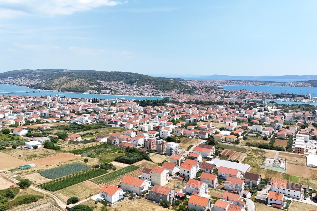 Участок под застройку площадью 6785 м² недалеко от центра Трогира