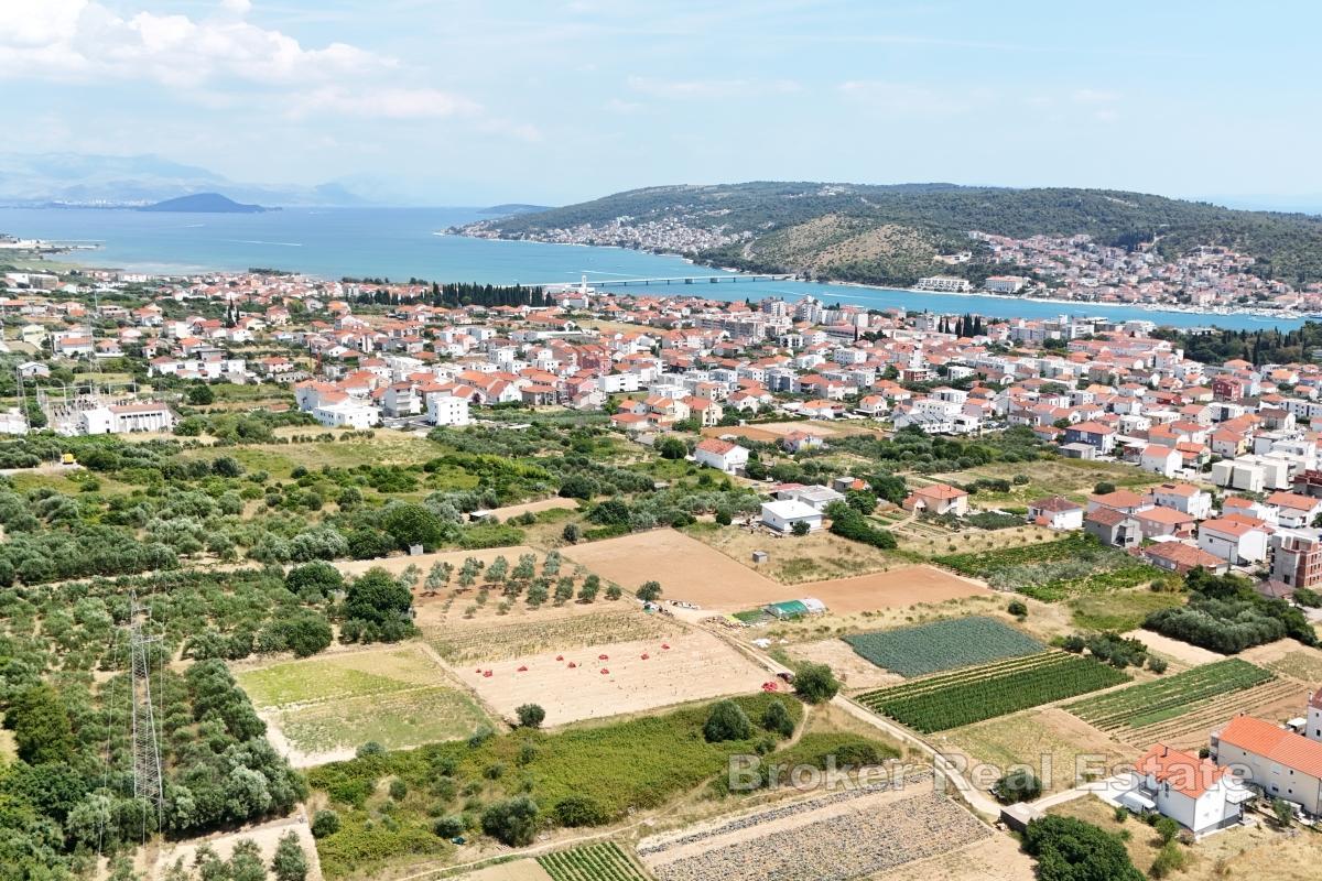 Участок под застройку площадью 6785 м² недалеко от центра Трогира