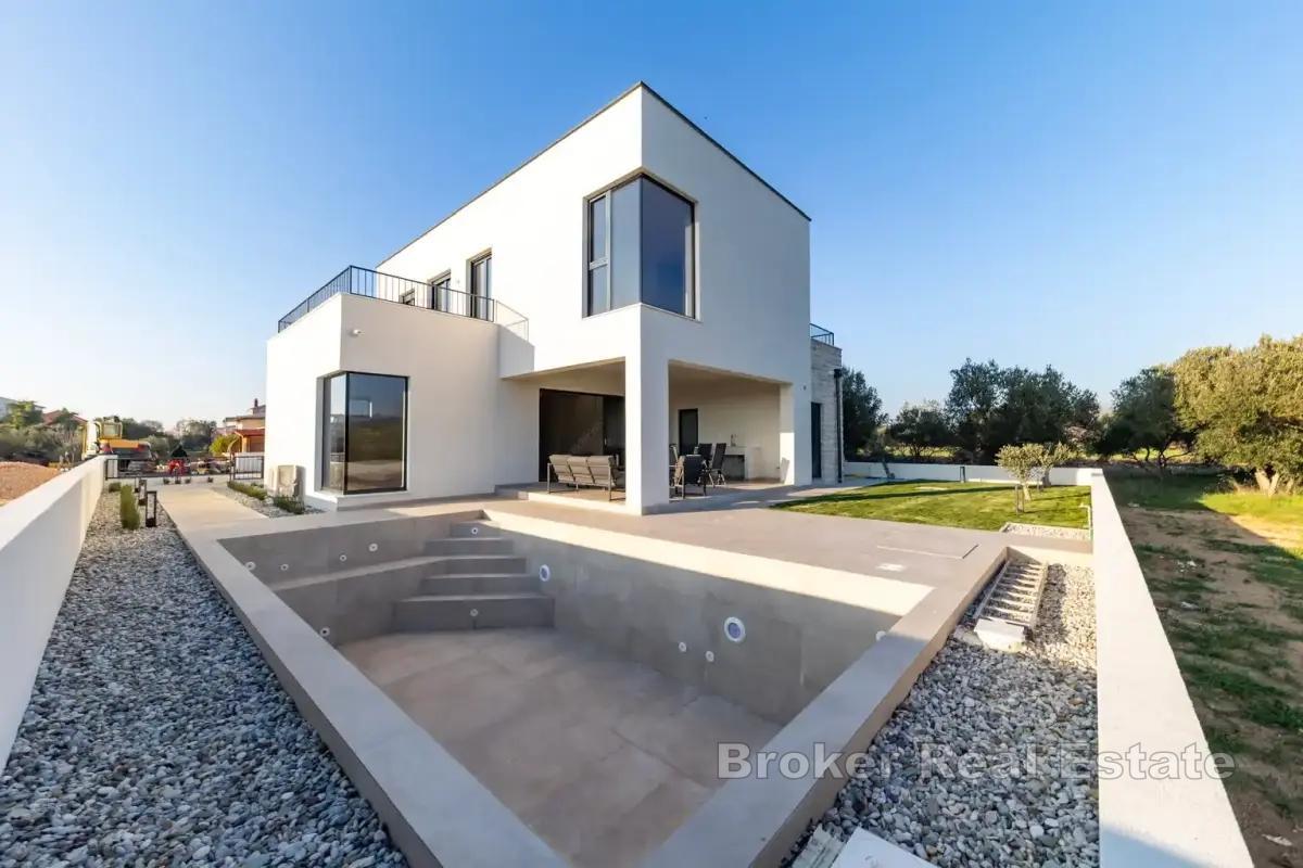 Moderní středomořská vila s výhledem na moře