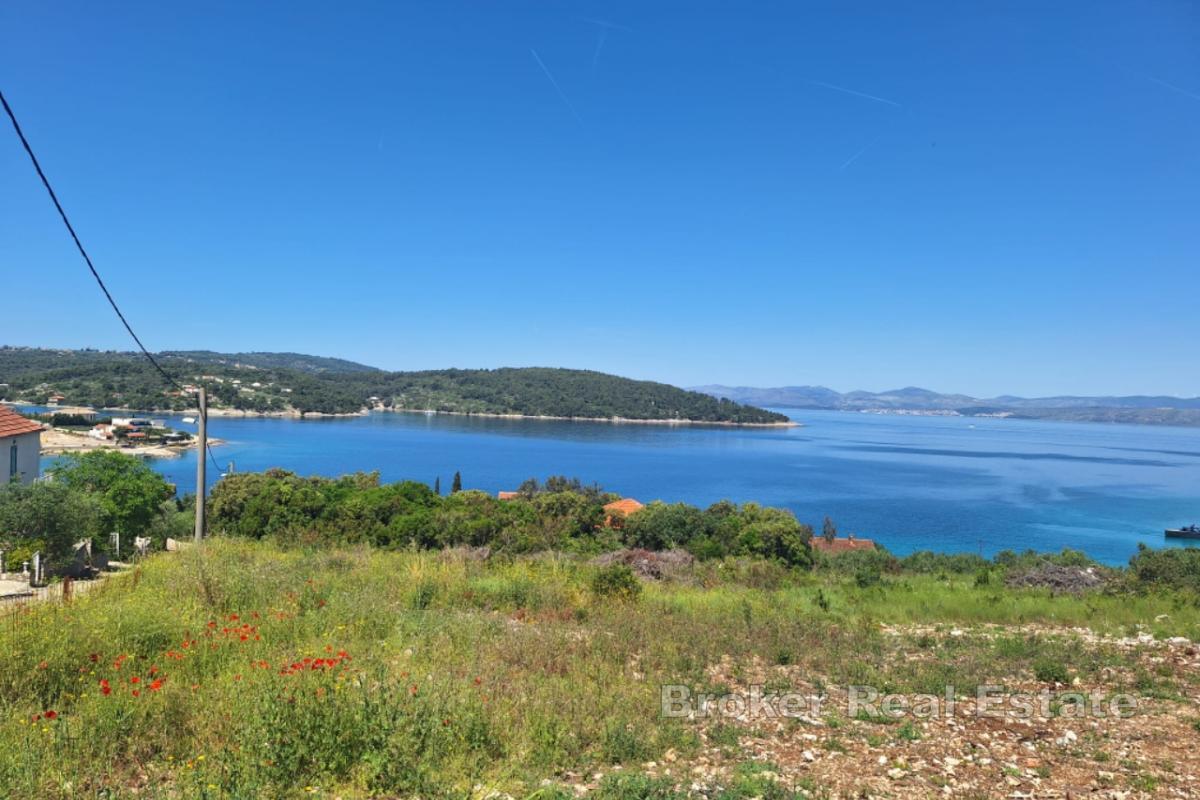 Terreno edificabile con progetto per una villa con piscina