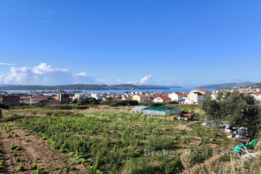 Działka budowlana w pobliżu centrum Trogiru – 945 m²