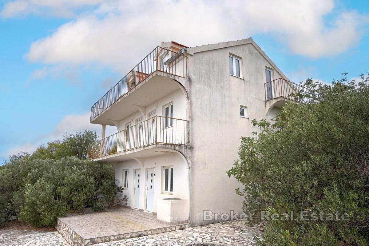 Dům k rekonstrukci s výhledem na moře