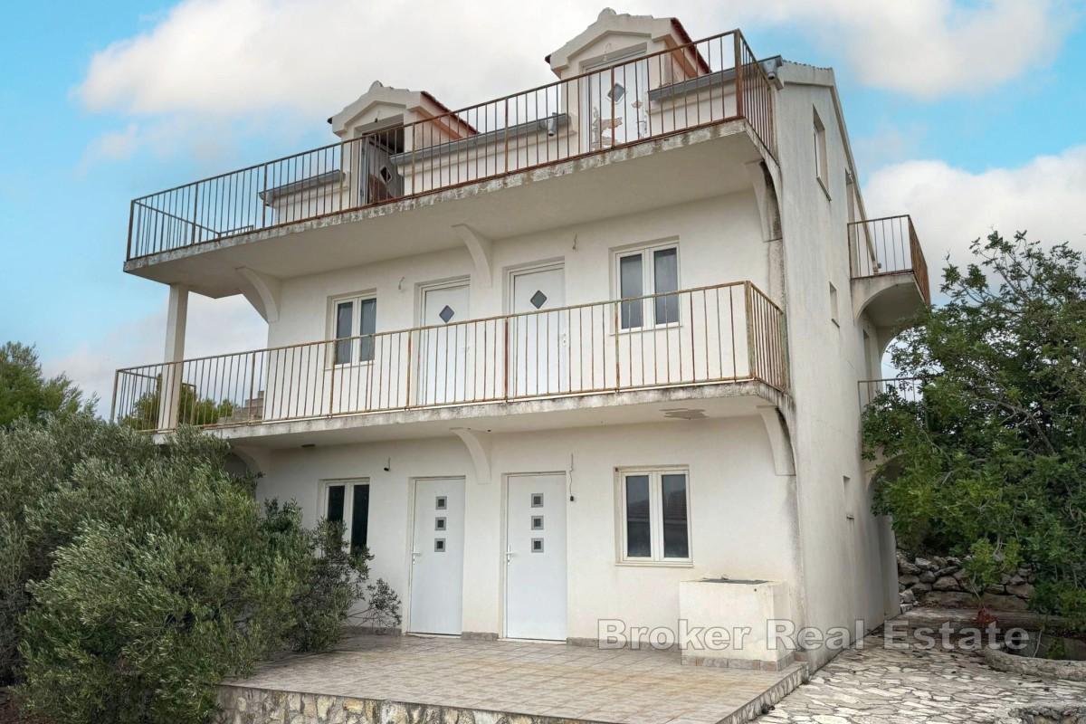 Dům k rekonstrukci s výhledem na moře