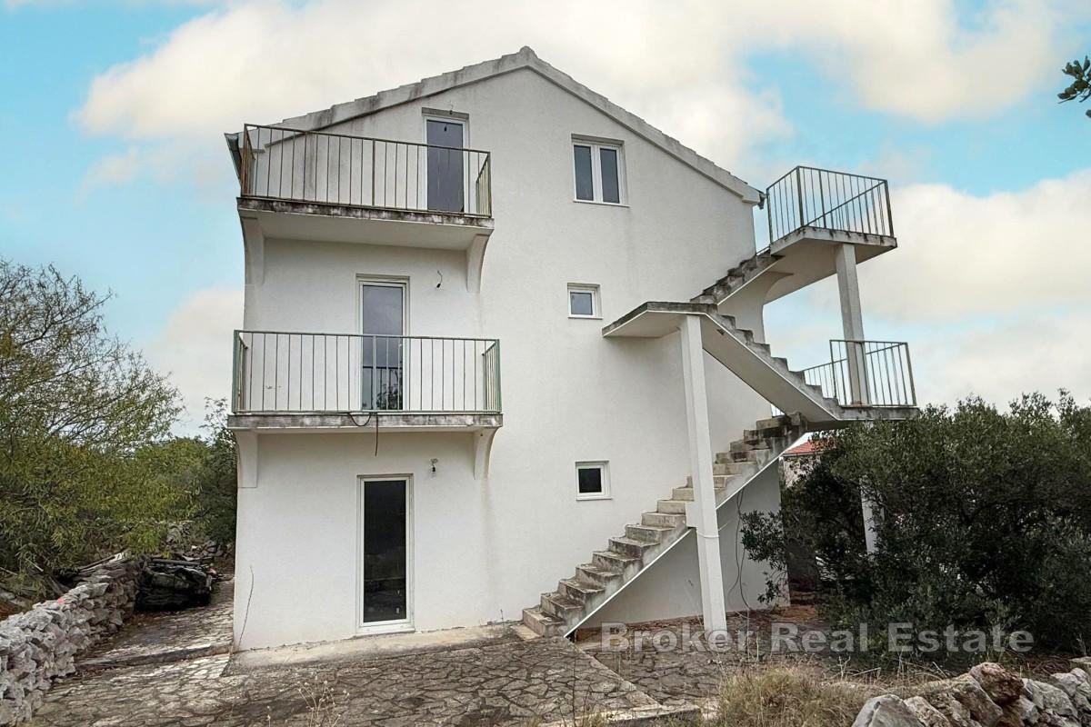 Dům k rekonstrukci s výhledem na moře