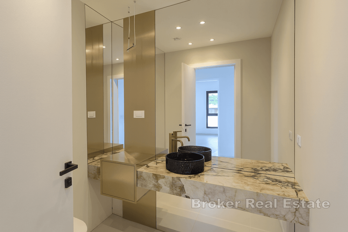 Penthouse se střešní terasou a výhledem na moře