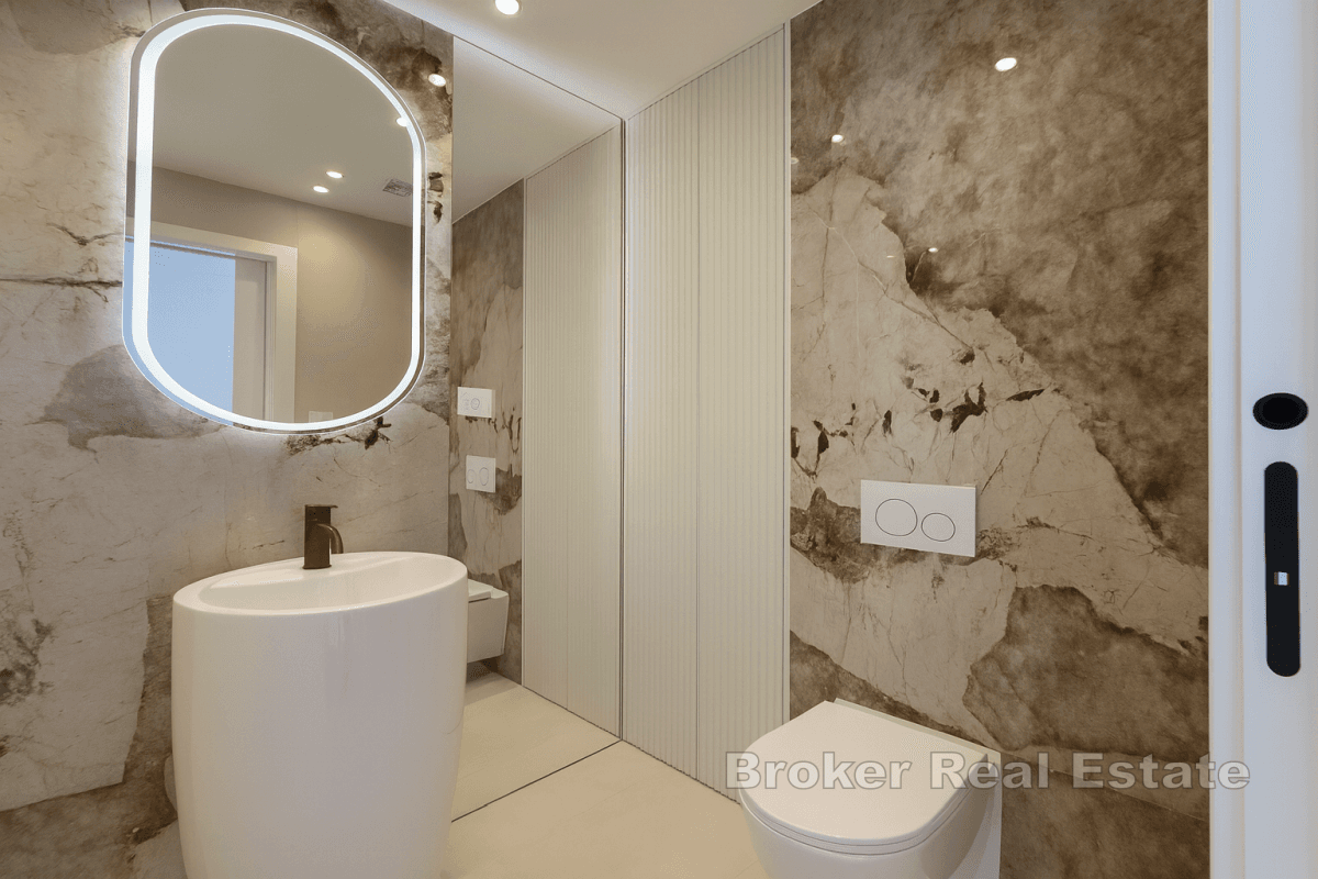 Penthouse se střešní terasou a výhledem na moře