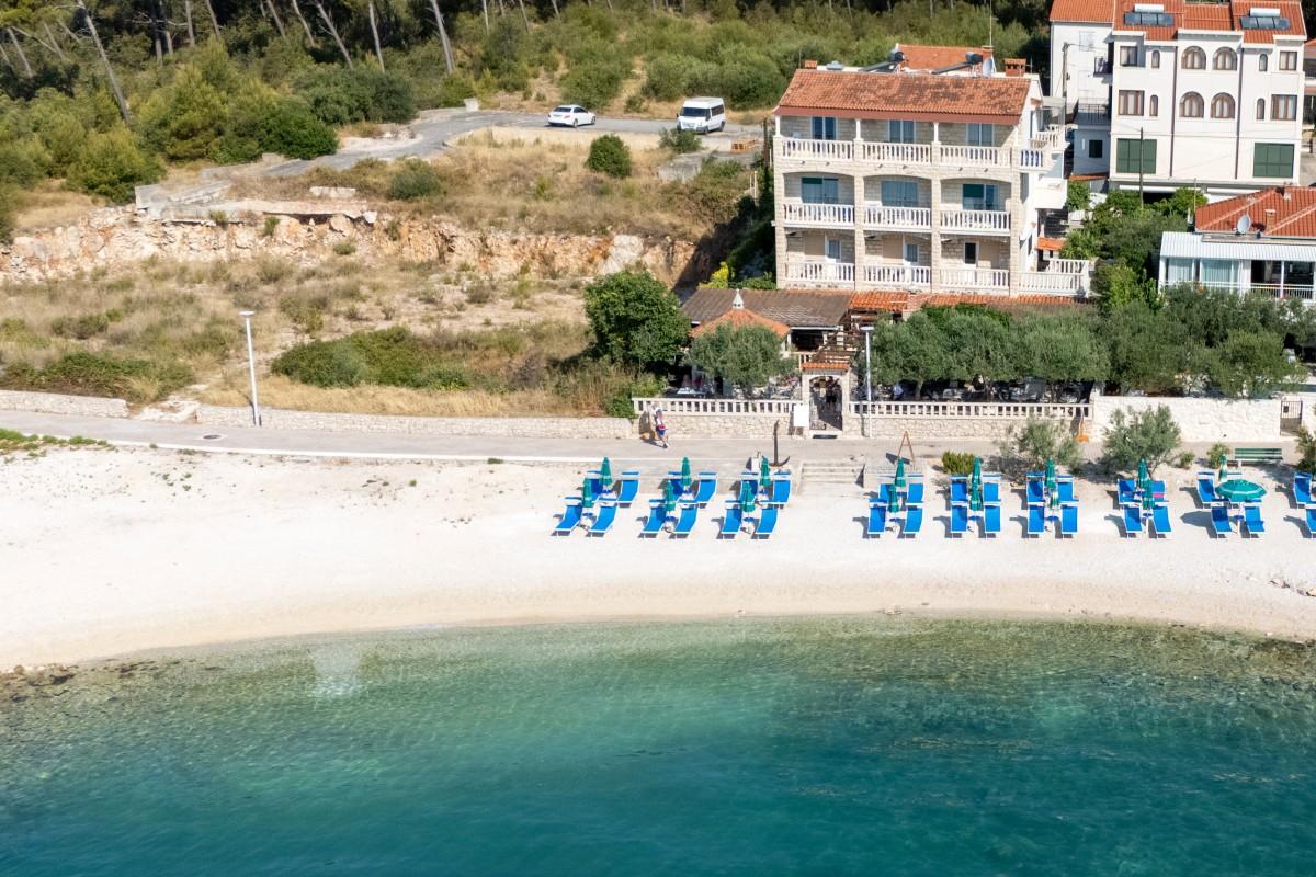 Luxusný hotel v prvom rade pri mori