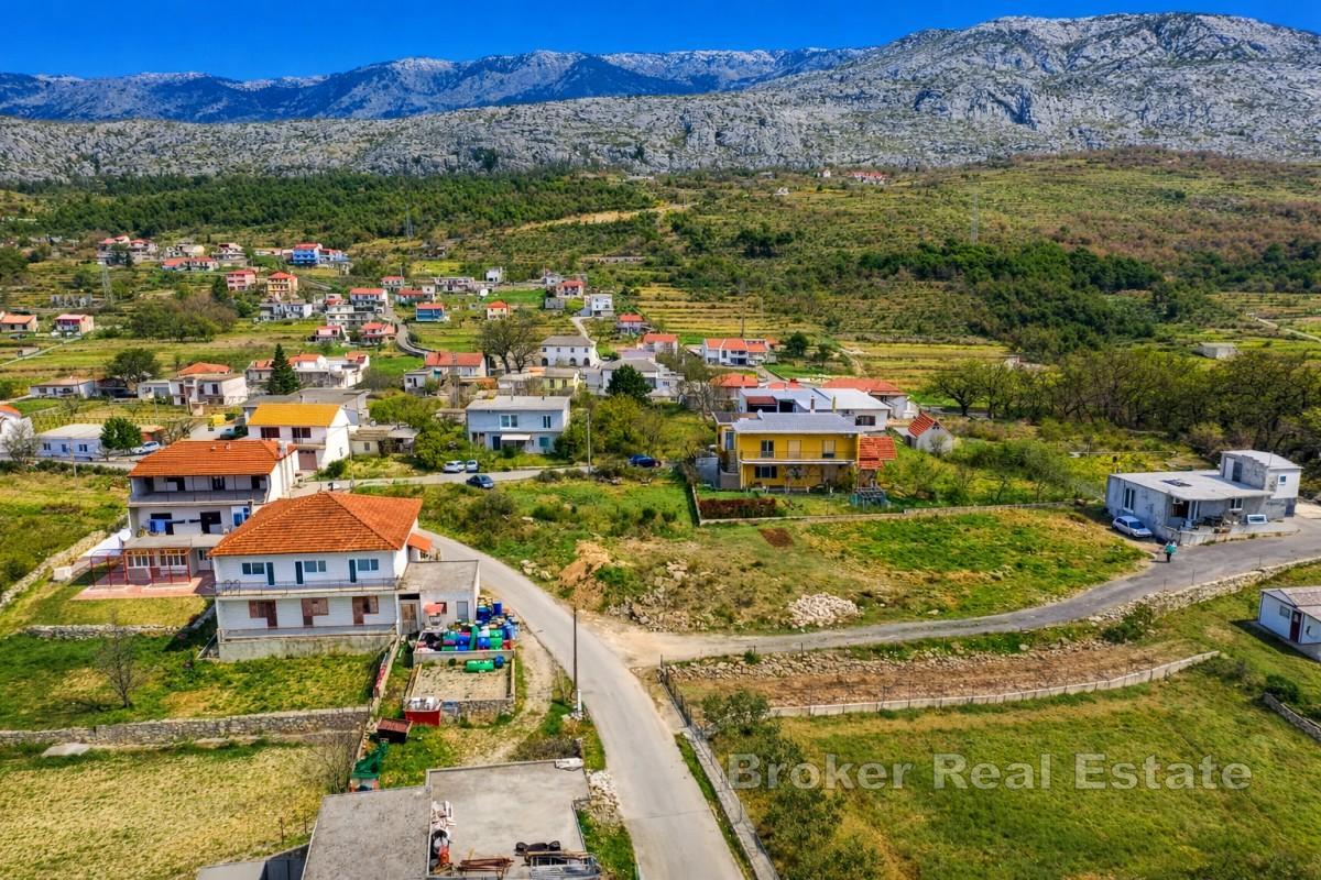 Terrain constructible avec bâtiment existant