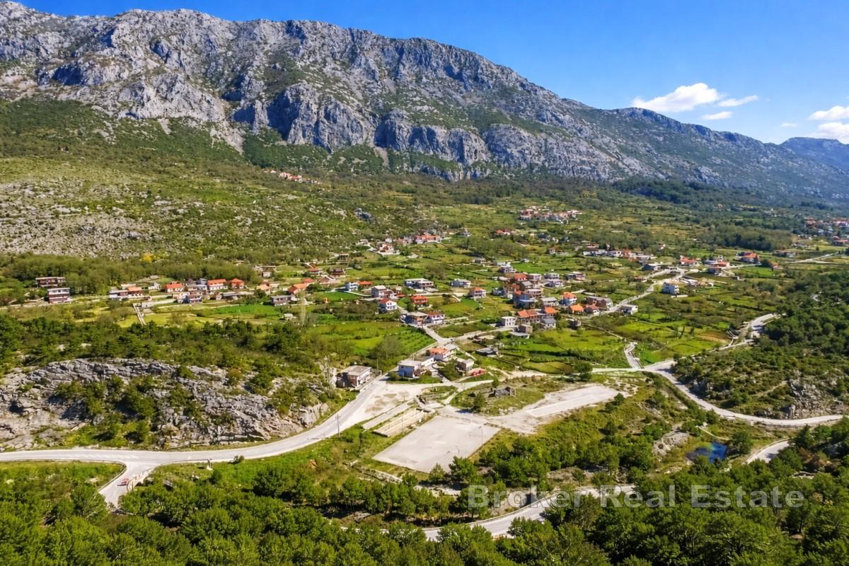 Stavební pozemek se stávající zástavbou
